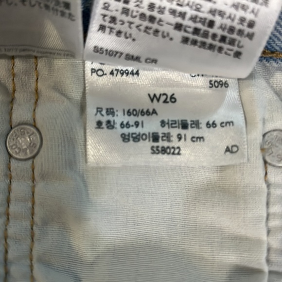 Size 26 Levi’s mid length shorts, high rise. - Picture 3 of 5